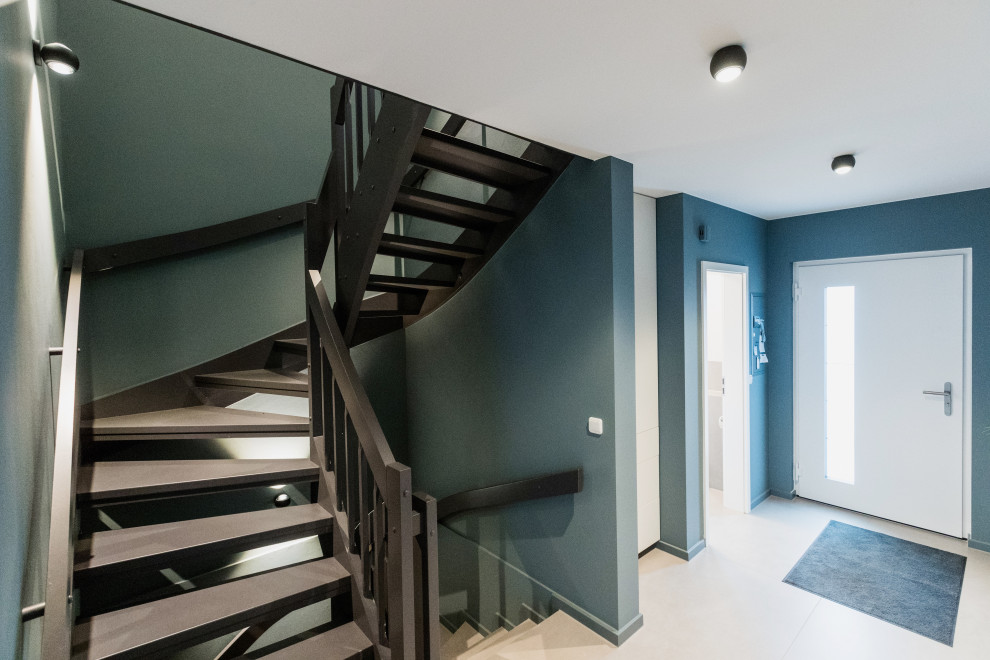 На фото: коридор среднего размера в современном стиле с синими стенами, полом из керамической плитки и бежевым полом с