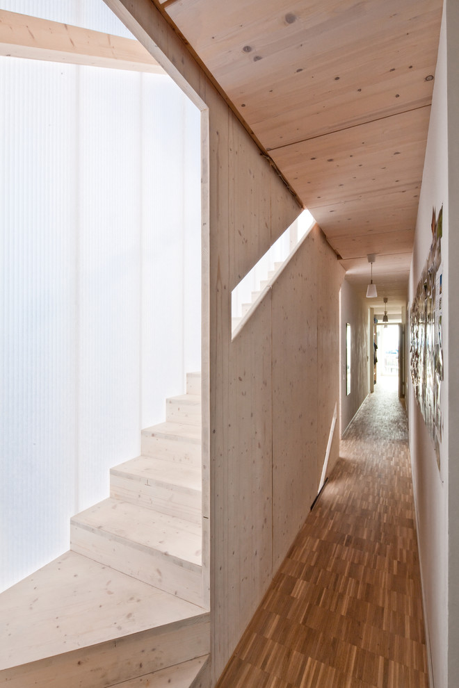 Foto de recibidores y pasillos minimalistas grandes con paredes marrones, suelo de bambú y suelo marrón