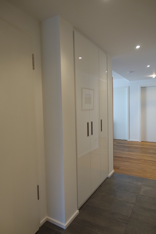 Идея дизайна: коридор среднего размера в современном стиле с полом из керамической плитки, серым полом и белыми стенами