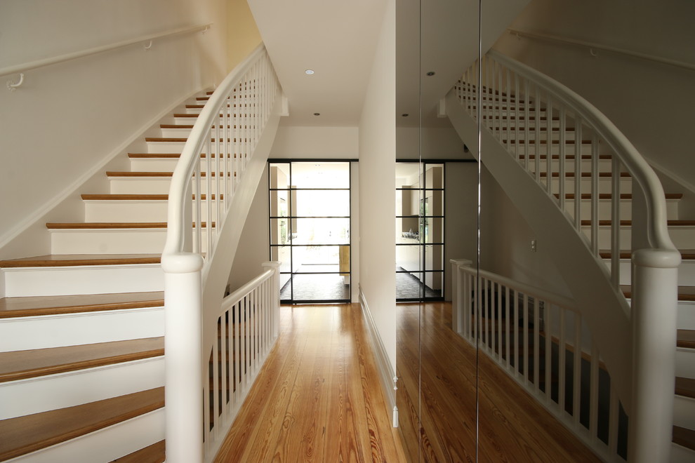 Источник вдохновения для домашнего уюта: коридор среднего размера в современном стиле с белыми стенами