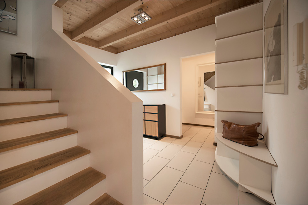 Источник вдохновения для домашнего уюта: коридор среднего размера в современном стиле с белыми стенами, полом из керамогранита, серым полом и деревянным потолком