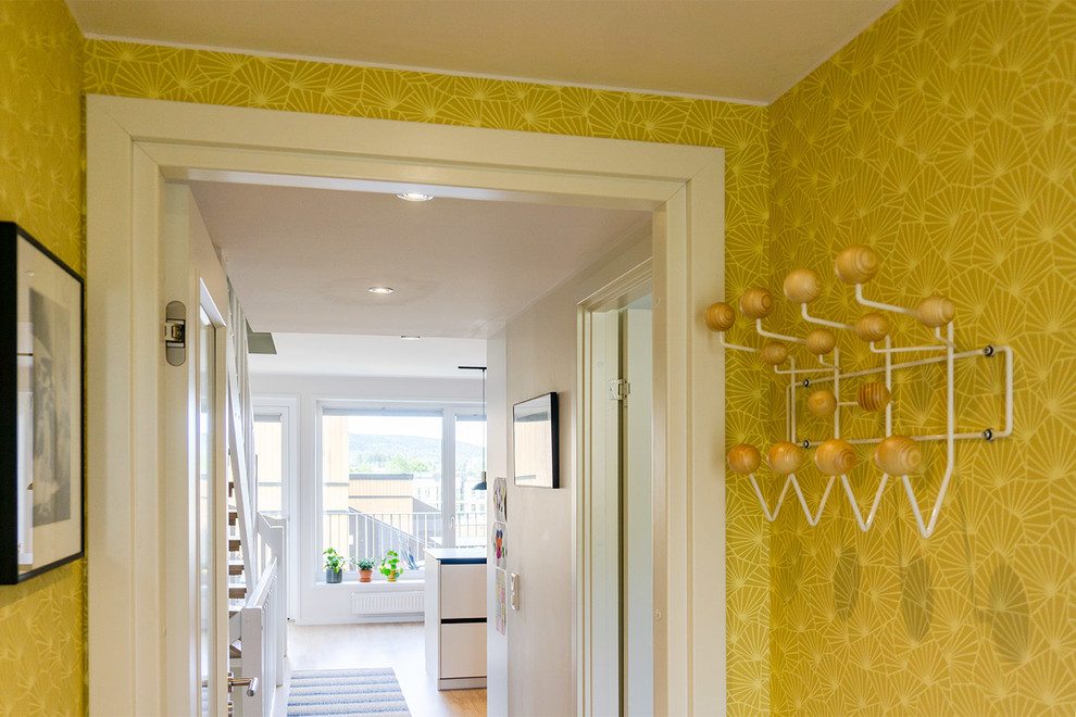 Стильный дизайн: маленький коридор в скандинавском стиле с желтыми стенами, светлым паркетным полом и бежевым полом для на участке и в саду - последний тренд