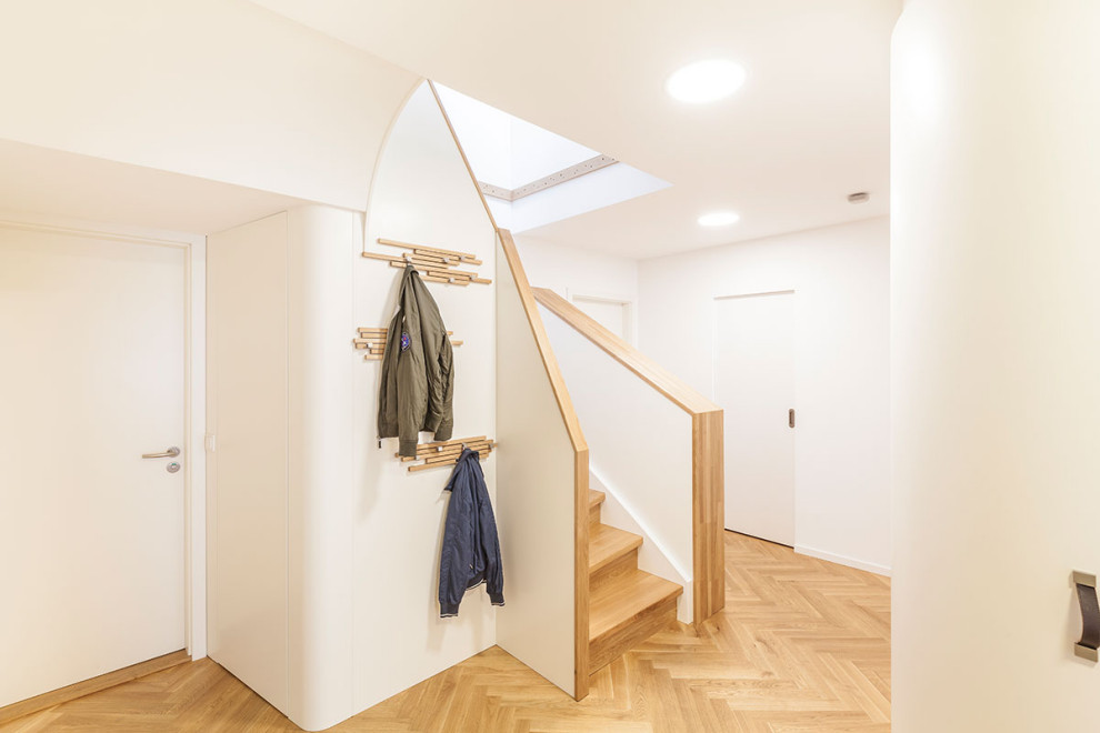 Источник вдохновения для домашнего уюта: коридор в стиле модернизм с белыми стенами, паркетным полом среднего тона, коричневым полом и многоуровневым потолком
