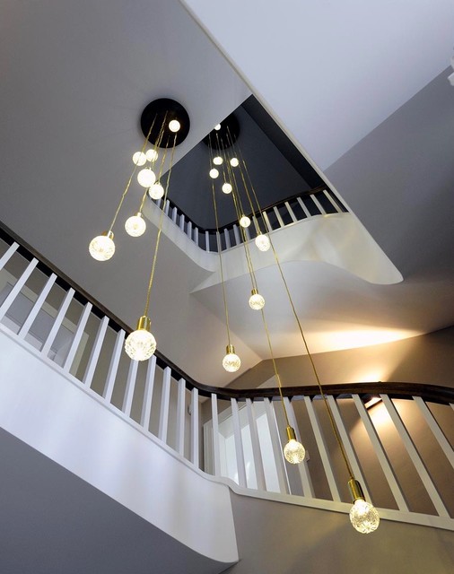 Treppenhaus mit besonderer Lampe - Modern - Flur - München - von Heerwagen  Design Consulting | Houzz