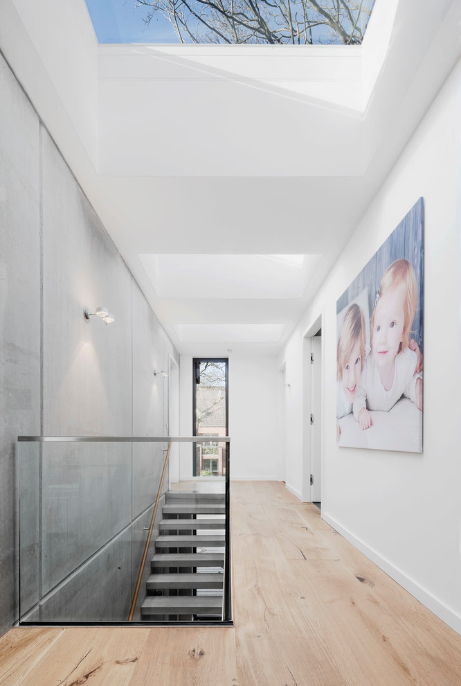 На фото: коридор среднего размера в современном стиле с белыми стенами, светлым паркетным полом и бежевым полом с