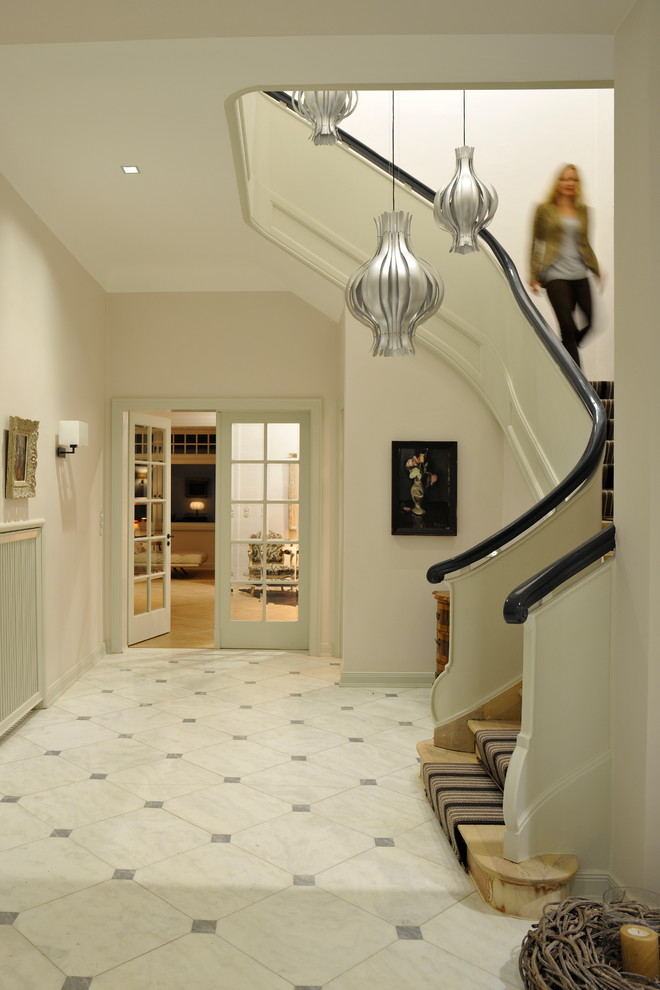 На фото: коридор в современном стиле с белыми стенами