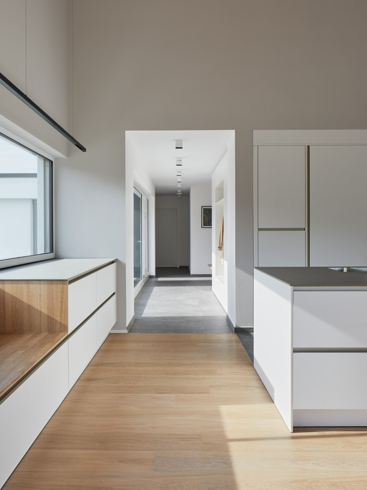 Источник вдохновения для домашнего уюта: коридор в стиле модернизм с деревянным полом, коричневым полом и балками на потолке