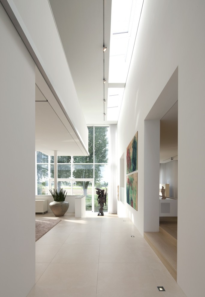 Modelo de recibidores y pasillos actuales con paredes blancas y suelo beige