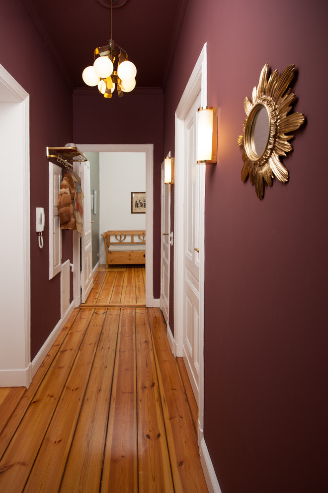 Idéer för att renovera en liten vintage hall, med lila väggar, ljust trägolv och beiget golv