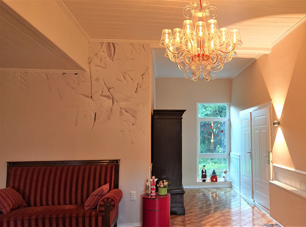 Idée de décoration pour un grand couloir champêtre avec un mur beige, un sol en carrelage de porcelaine, un sol beige et un plafond en bois.