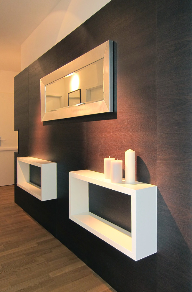 Источник вдохновения для домашнего уюта: коридор среднего размера в современном стиле с белыми стенами, светлым паркетным полом и коричневым полом