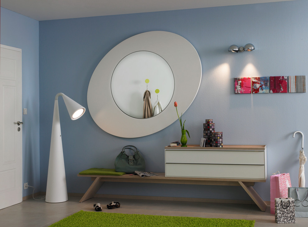 Источник вдохновения для домашнего уюта: коридор среднего размера: освещение в современном стиле с синими стенами и светлым паркетным полом