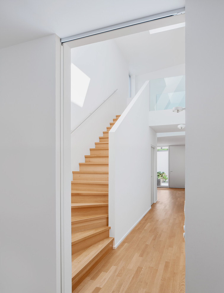 Foto de recibidores y pasillos minimalistas con suelo de madera clara