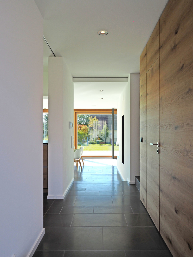 Ispirazione per un ingresso o corridoio moderno con pavimento in marmo