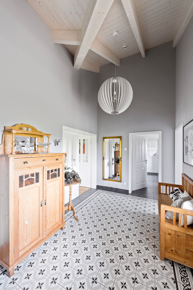 На фото: коридор среднего размера в стиле кантри с серыми стенами, полом из керамогранита и серым полом с