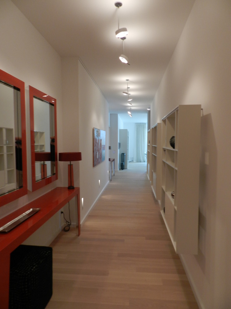 На фото: коридор среднего размера в классическом стиле с белыми стенами, паркетным полом среднего тона и бежевым полом