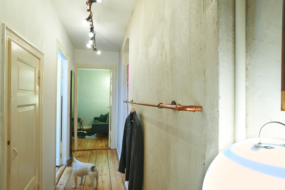 Foto på en mellanstor rustik hall, med grå väggar, ljust trägolv och brunt golv