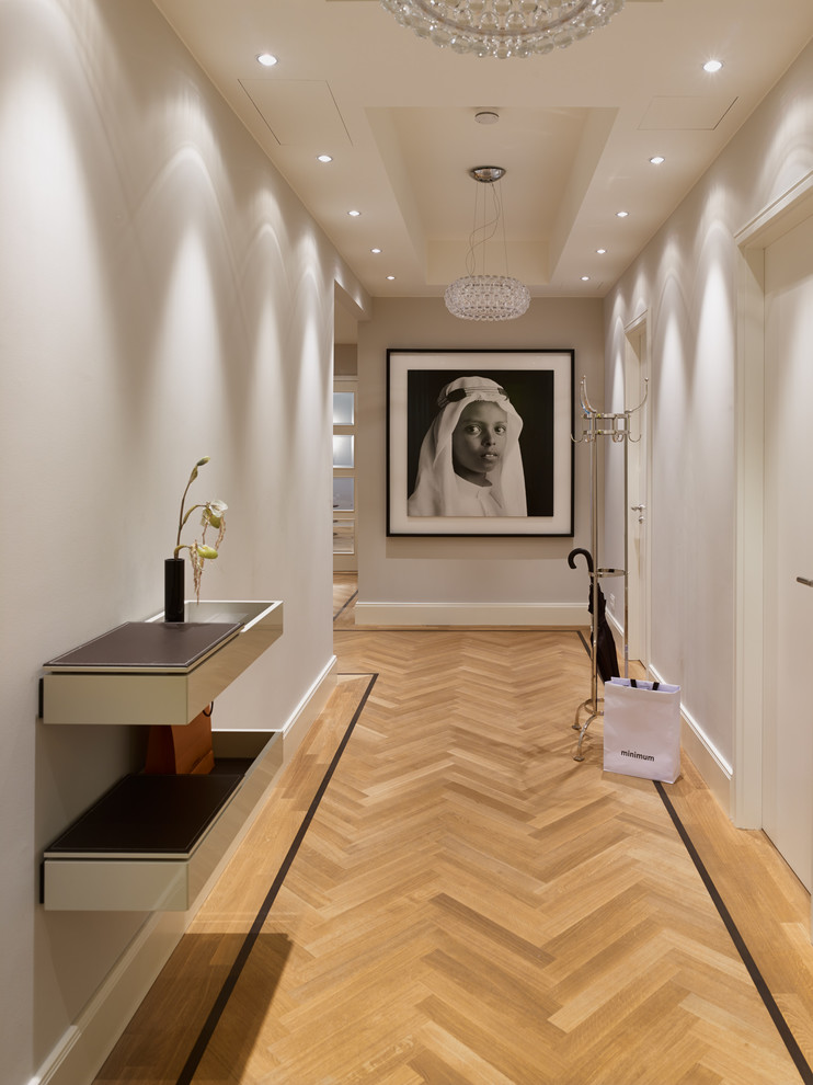 Идея дизайна: большой коридор в классическом стиле с серыми стенами, светлым паркетным полом и бежевым полом