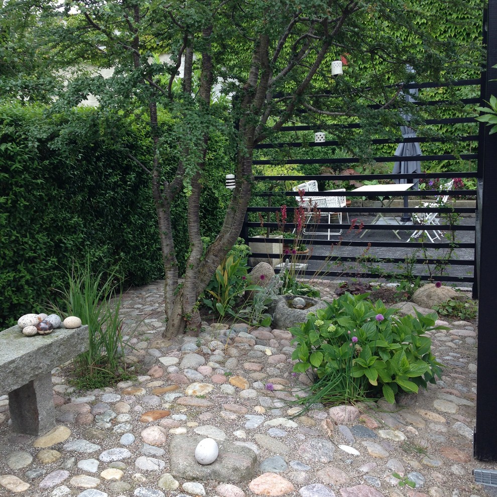 Inspiration for a modern patio remodel in Odense