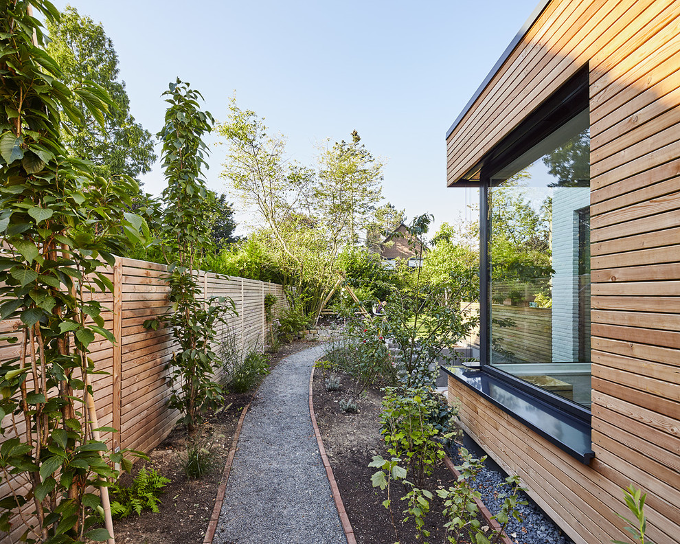 Ispirazione per un giardino minimal nel cortile laterale con ghiaia
