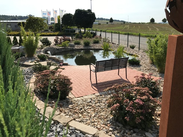 Aufenthaltsbereich mit Teich und Sitzplatz innerhalb einer Firmen