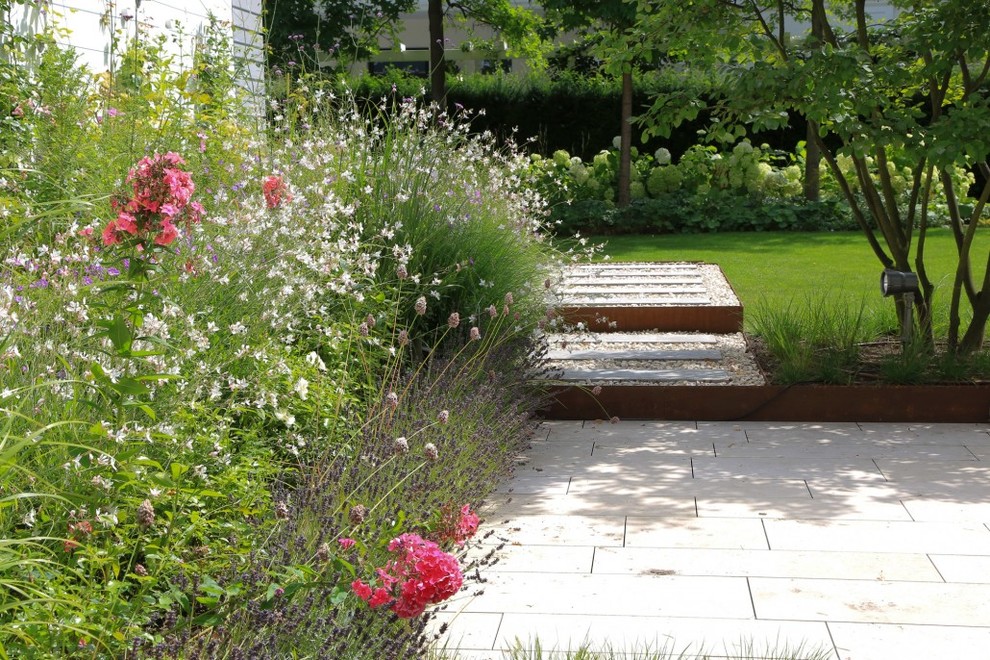 Idee per un giardino minimal esposto a mezz'ombra con un ingresso o sentiero