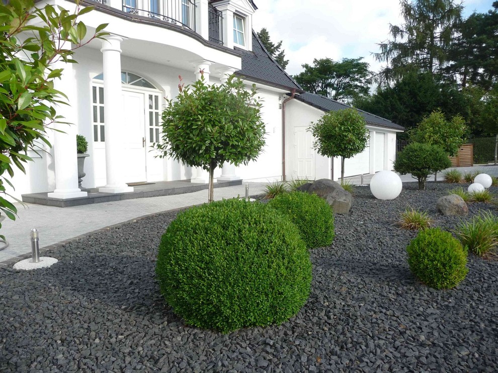 Idee per un grande giardino minimal esposto in pieno sole davanti casa con un ingresso o sentiero e pavimentazioni in pietra naturale