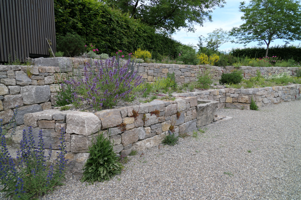 Esempio di un giardino mediterraneo esposto in pieno sole davanti casa in estate con pavimentazioni in pietra naturale