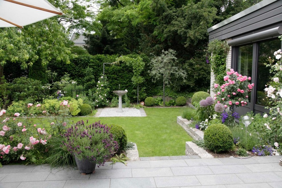 Bild på en mellanstor funkis trädgård på sommaren, med en vertikal trädgård