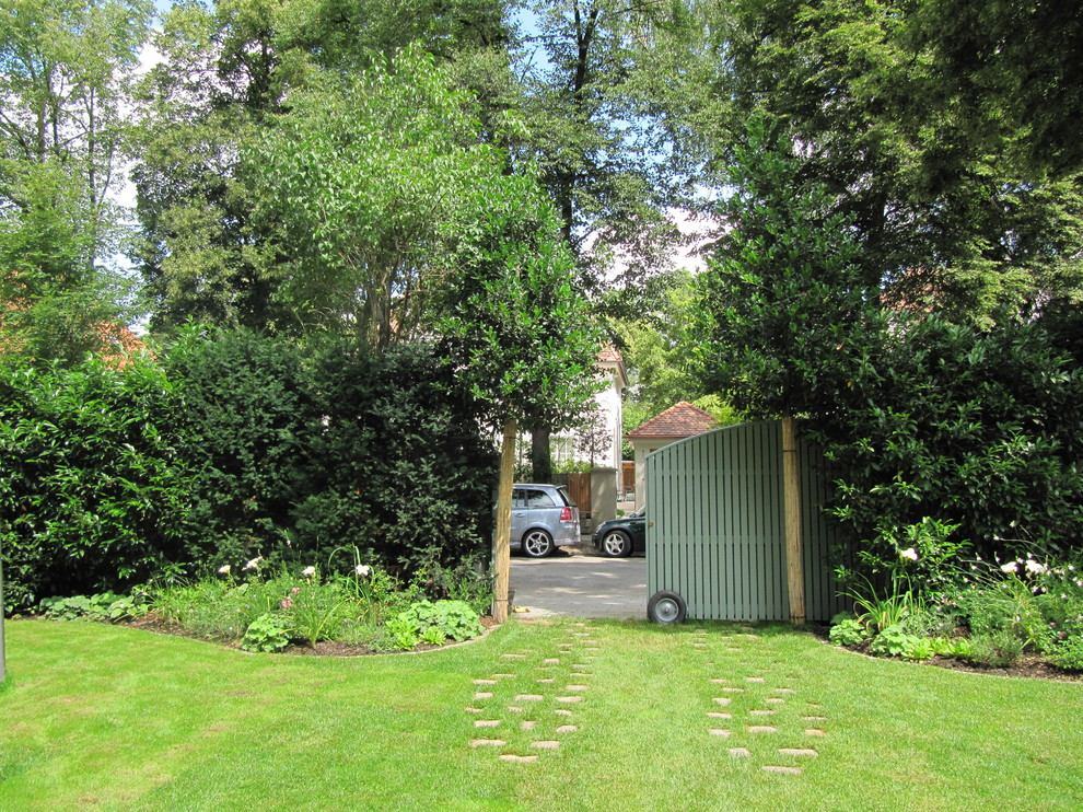 Photo of a classic garden for spring in Munich with natural stone paving.