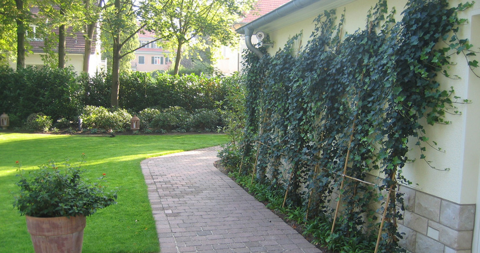 Ispirazione per un giardino tradizionale con pavimentazioni in cemento