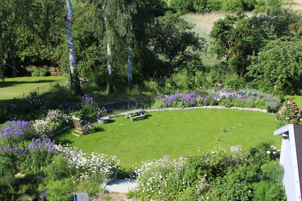 Idee per un giardino country esposto in pieno sole di medie dimensioni e nel cortile laterale in estate con pavimentazioni in pietra naturale