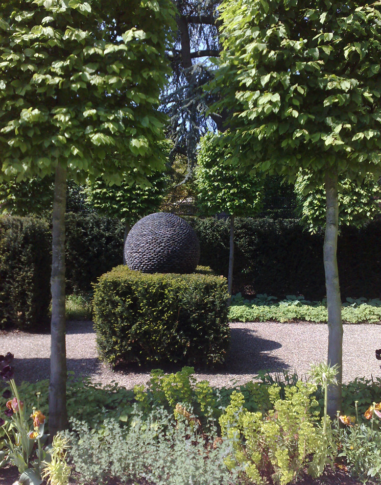 This is an example of a contemporary stone water fountain landscape in Dusseldorf.