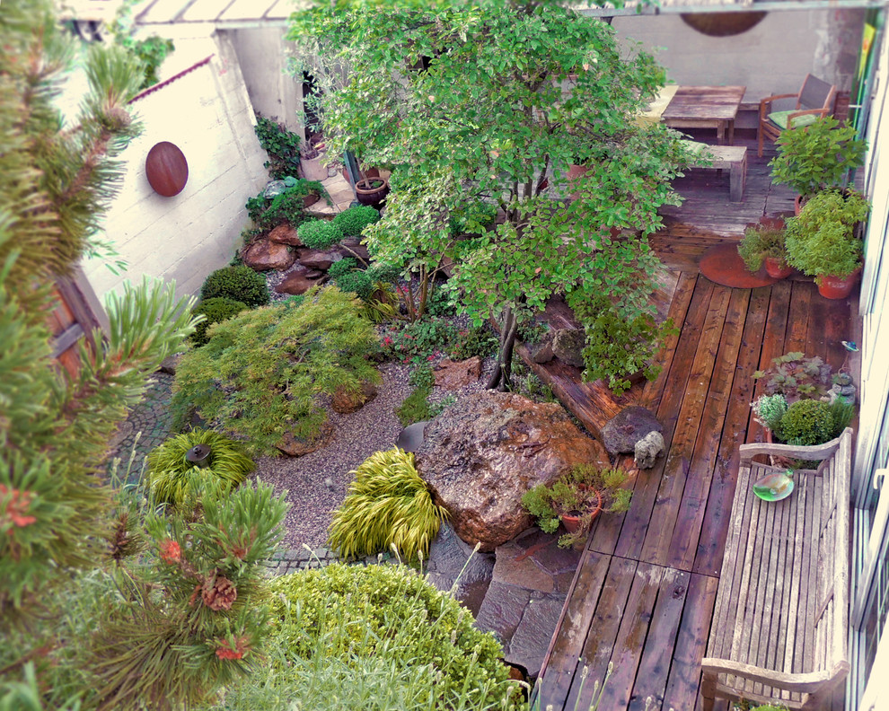Свежая идея для дизайна: маленький участок и сад на внутреннем дворе в восточном стиле с полуденной тенью и настилом для на участке и в саду - отличное фото интерьера