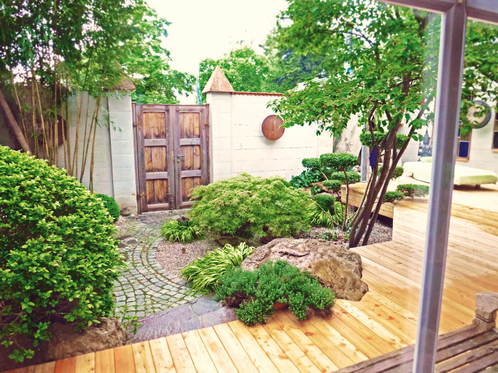 Imagen de jardín de estilo zen pequeño en patio con exposición parcial al sol y entablado