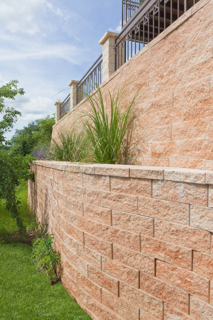 Die mediterrane Mauer als Hangbefesigung Mediterranean Garden