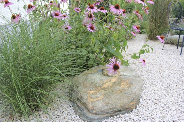 Echinacea, Miscanthus und Findling im Kiesgarten Country Garden