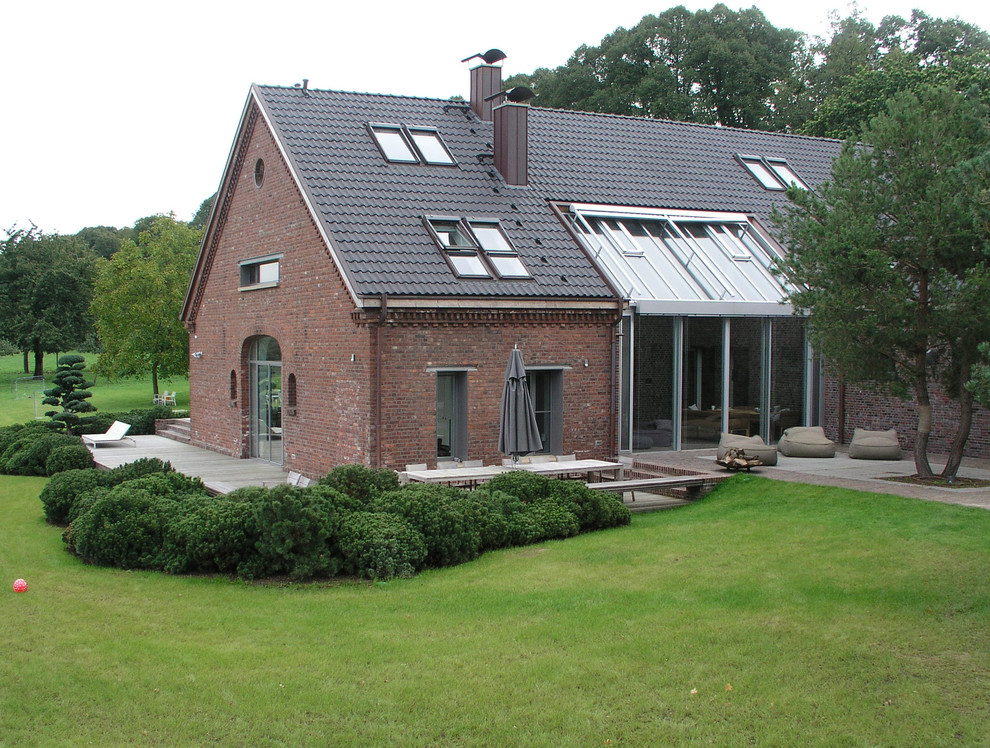 Photo of an expansive traditional sloped full sun garden in Essen.