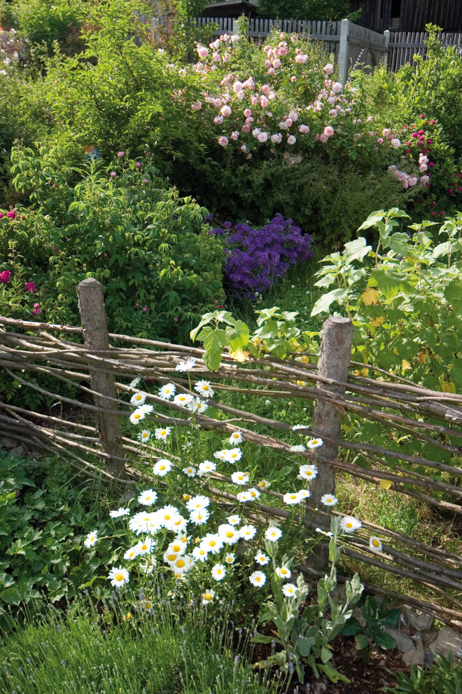 Idee per un giardino country esposto in pieno sole in estate