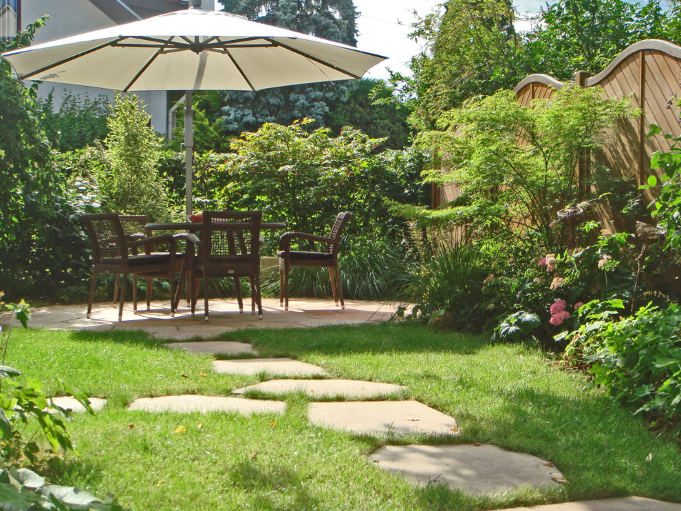 Idee per un giardino country esposto in pieno sole di medie dimensioni e dietro casa in estate con un ingresso o sentiero e pavimentazioni in pietra naturale