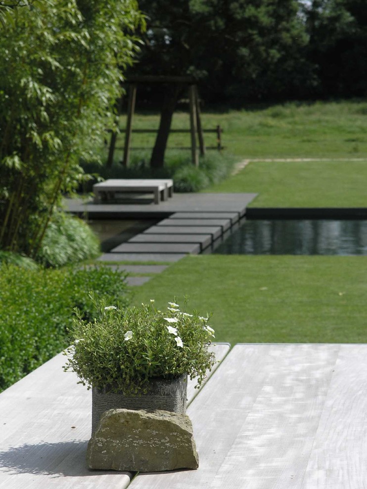 Photo of a contemporary landscaping in Bremen.