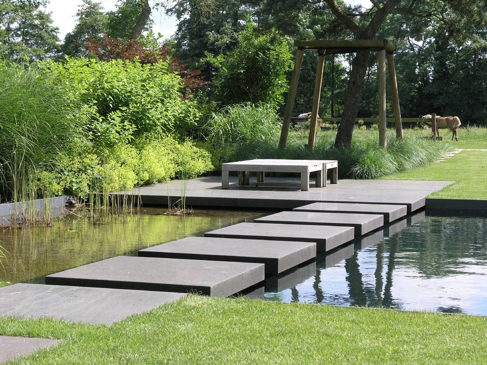 Photo of a large contemporary full sun garden path in Bremen.
