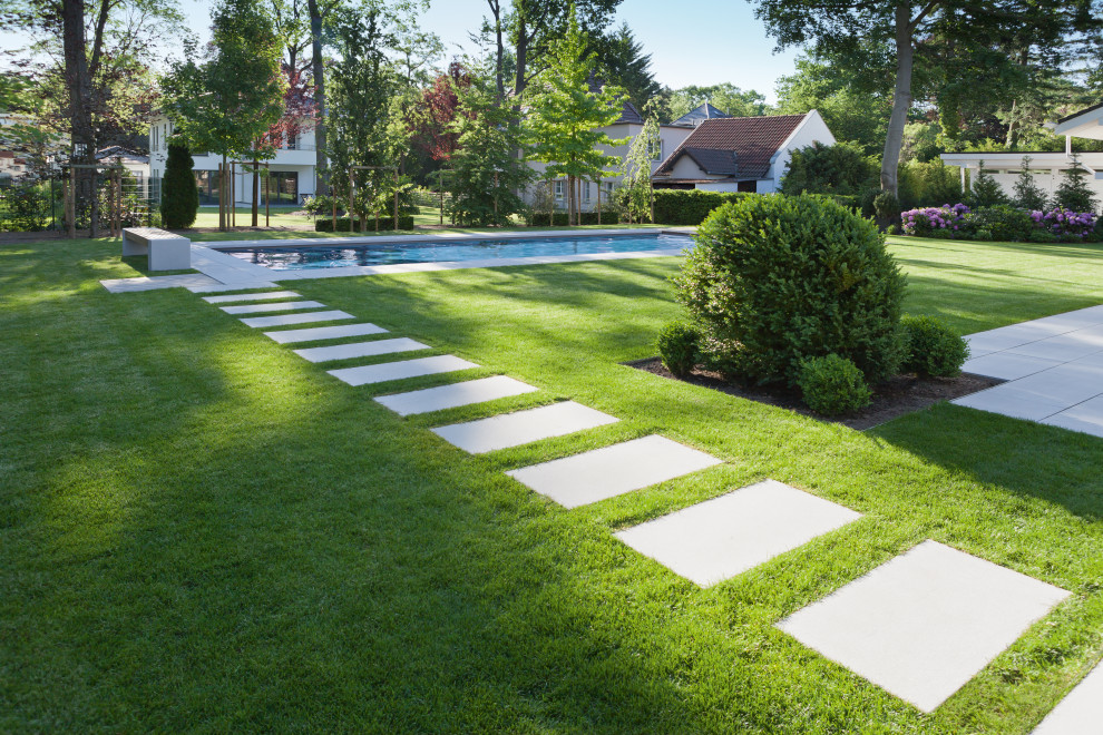Источник вдохновения для домашнего уюта: участок и сад на заднем дворе в стиле модернизм с садовой дорожкой или калиткой и мощением тротуарной плиткой
