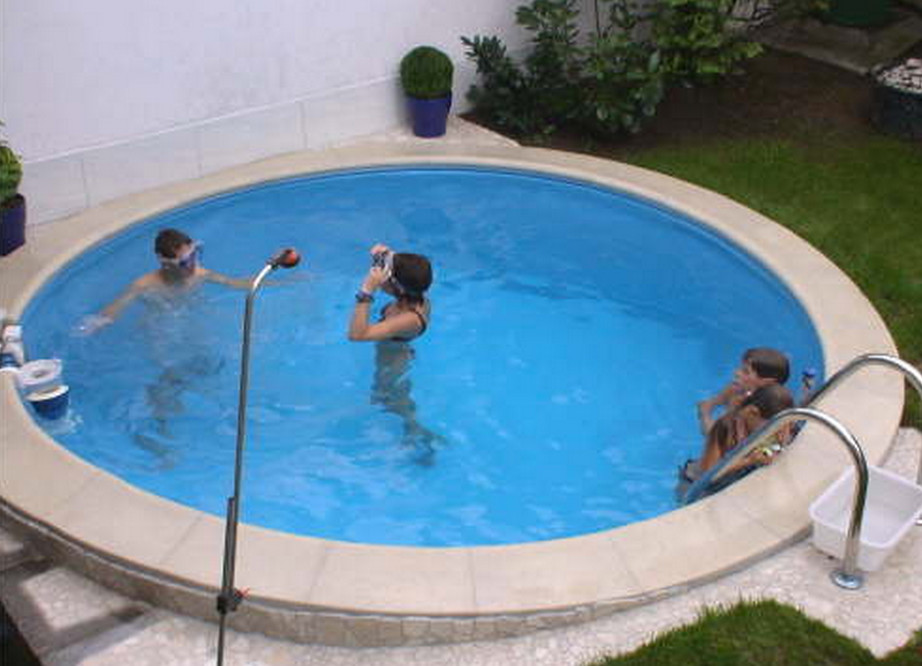 Immagine di una piscina chic