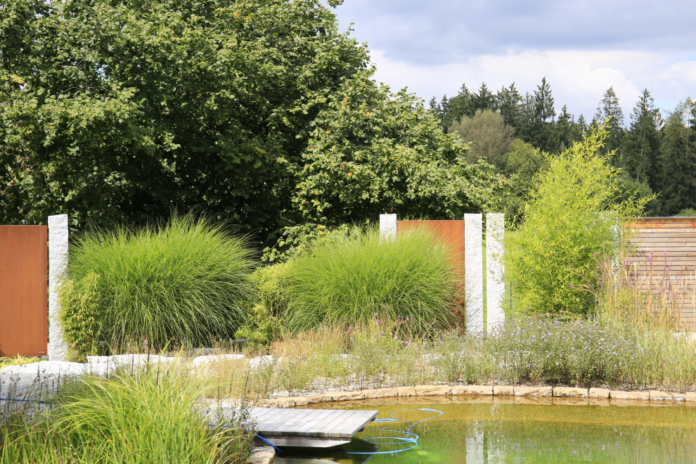 Modelo de jardín rústico extra grande en patio con estanque, exposición total al sol y adoquines de piedra natural