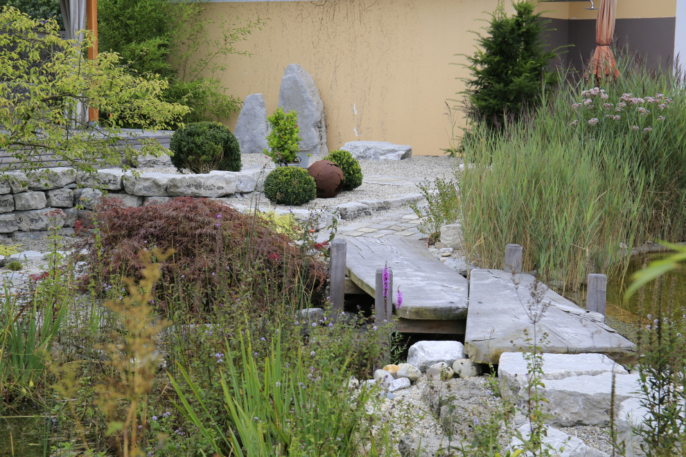 Idee per un ampio laghetto da giardino stile rurale esposto in pieno sole in cortile con pavimentazioni in pietra naturale