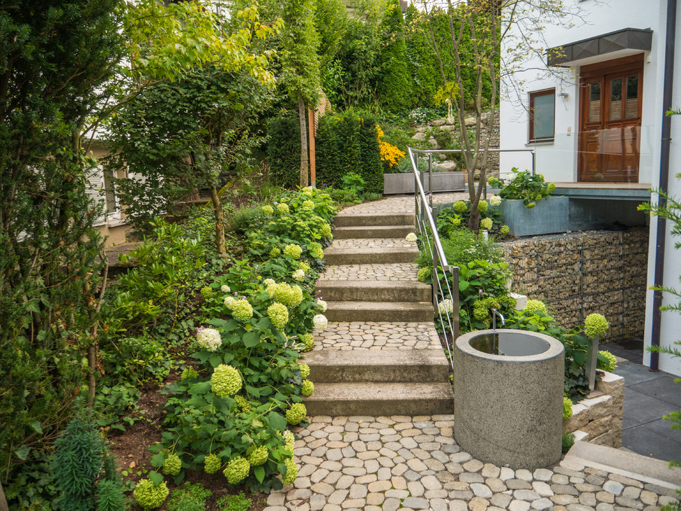 Foto di un giardino minimal di medie dimensioni e davanti casa con fontane e pavimentazioni in pietra naturale