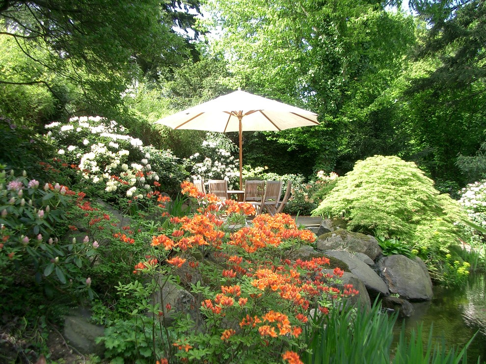 Idéer för mellanstora vintage trädgårdar i skuggan på sommaren, med naturstensplattor