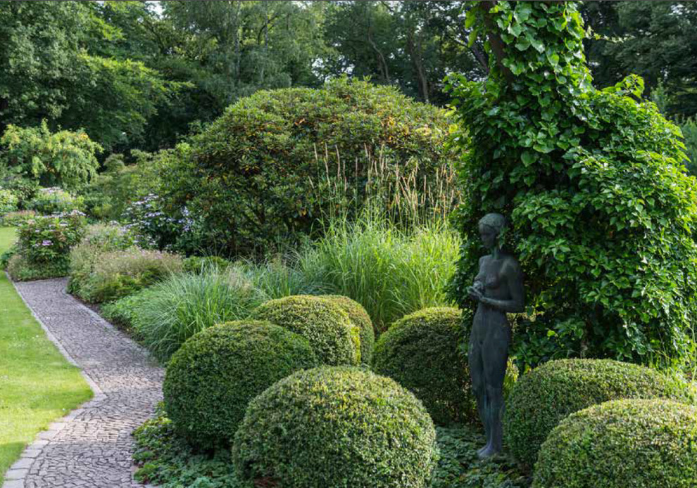Esempio di un grande giardino classico esposto a mezz'ombra con un ingresso o sentiero e pavimentazioni in pietra naturale
