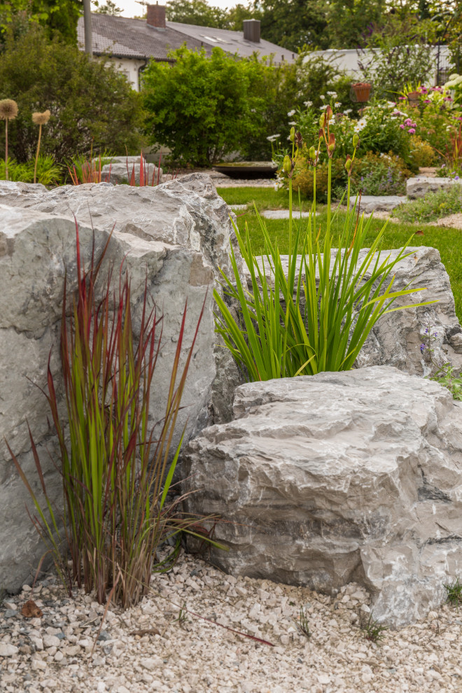 Diseño de jardín de estilo zen de tamaño medio con exposición parcial al sol y adoquines de piedra natural